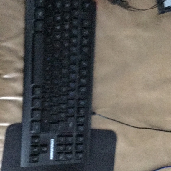 Gaming keyboard(lights up when plugged in) - Picture 1 of 2